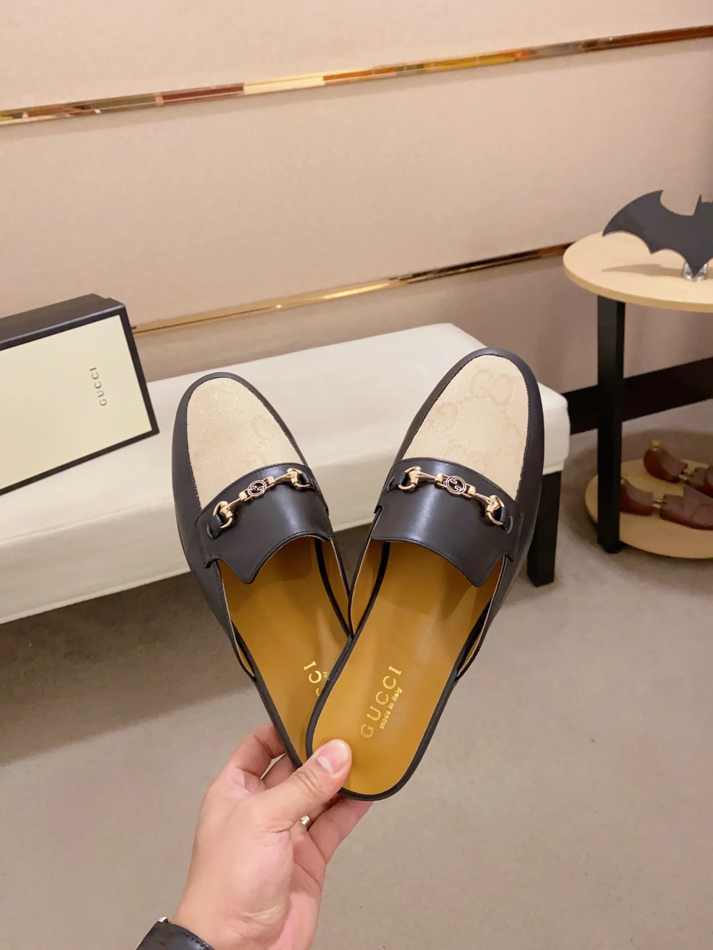 Men's shoes 💰: 380💰 (Gucci). The latest trendy shoes, casual Baotou mops, popular in physical stores, sizes 38-44. New and comfortable, imported custom-made original cowhide, with unique sequin element design. With sheepskin lining, original bottom, high-end packaging and high quality💪Details determine the quality, you can enter and leave the counter at will, welcome to compare!